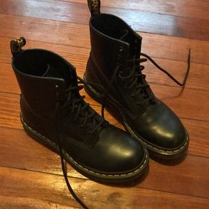 LIKE NEW DR MARTENS